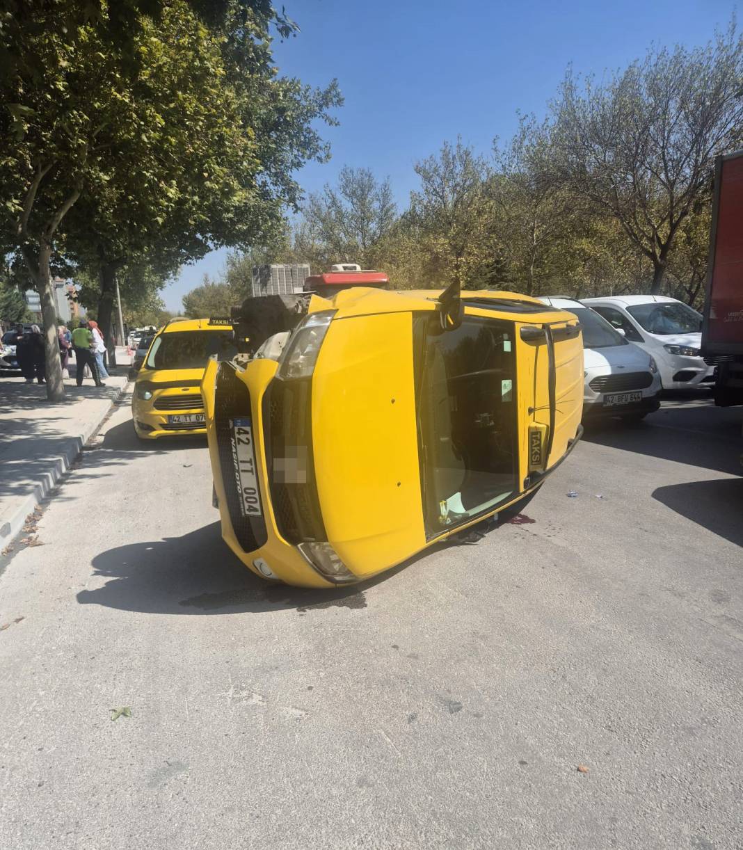 Konya'da 2 araç çarpıştı: Ticari taksi devrildi! 2
